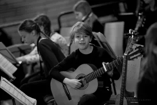 Junge mit Gitarre auf den Gitarrenklassentreffen 2020 auf Schlo&szlig; Boitzenburg