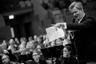 Moderator Attila Weidenmann auf dem Blaeserklassenkonzert, 23. November MBS Arena Potsdam