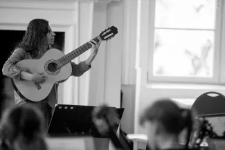 Gitarrenlehrerin vor der Klasse, Vorbrereitung zum gitarrenklassenkonzert auf schloss boitzenburg