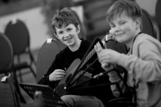 zwei jungen bei den  proben der gitarrenklasse f&uuml;r das gitarrenklassenkonzert auf schloss boitzenburg