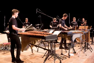 sechs jugendliche vor marimbaphonen, gruppe "die weberknechte" proben mit gitarrenklasse f&uuml;r das gitarrenklassenkonzert auf schloss boitzenburg