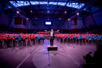 420 Blaeserklassenkinder mit Dirigant Gary Hirche am 23. November in der  MBS Arena Potsdam