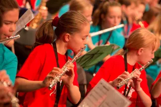junge Schueler spielen Querfloete auf dem Blaeserklassenkonzert am 23. November in der  MBS Arena Potsdam