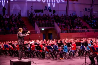 420 Blaeserklassenkinder mit Dirigant Gary Hirche am 23. November in der  MBS Arena Potsdam