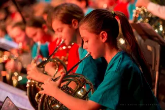 junge Schueler mit Hoernern auf dem Blaeserklassenkonzert  am 23. November 2019 in der  MBS Arena Potsdam