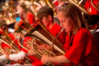 junge Schueler mit Tenorhoernern auf dem Blaeserklassenkonzert  am 23. November 2019 in der  MBS Arena Potsdam