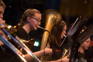 junge Musiker der "Young: Oldies" mit Instrumenten spielen auf dem Blaeserklassenkonzert am 23. November 2019 in der  MBS Arena Potsdam