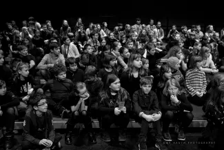 Junge Schueler*innen auf dem Konzert der Singklassen in Schwedt 