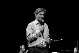 Moderator Attila Weidemann begleitet das Konzert der Singklassen in Schwedt 