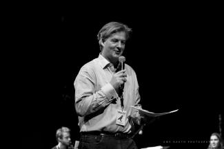 Moderator Attila Weidemann begleitet das Konzert der Singklassen in Schwedt 