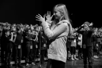 ein junges Maedchen klatscht mit den Haenden