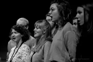 Junge Maedchen beim Singen auf dem Singklassenkonzert in Schwedt