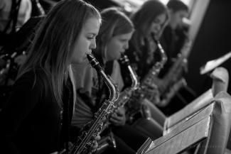 Blaeserkinder beim Proben mit Saxophonen auf Schloss Boitzenburg für das Blaeserklassenkonzert