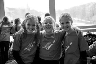 drei maedchen lachen  vor dem Singklassenkonzert