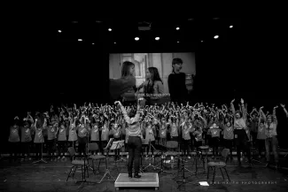 200 Schueler auf dem Singklassenkonzert mit Dirigentin Claudia Jennings