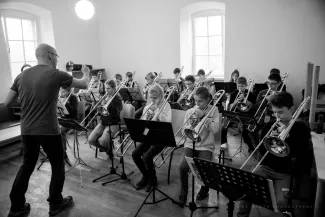 Blaeserkinder beim Proben mit Posaunen auf Schloss Boitzenburg f&uuml;r das Blaeserklassenkonzert