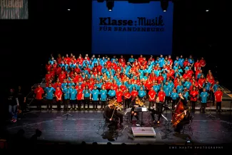 200 Schueler auf dem Singklassenkonzert mit Streicherensemble