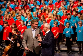 Moderator Attila Weidemann begleitet das Konzert der Singklassen in Schwedt 