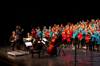 200 Schueler auf dem Singklassenkonzert mit Streicherensemble und Dirigantin Claudia Jennings