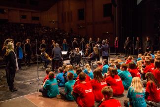 Singklassenschueler beim Auftritt in Schwedt mit dem Landesjugendchor Brandenburg