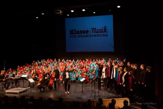 Singklassenschueler beim Auftritt in Schwedt mit dem Landesjugendchor Brandenburg