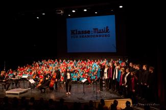 Singklassenschueler beim Auftritt in Schwedt mit dem Landesjugendchor Brandenburg