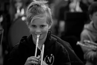 junger Schueler uebt mit Kornett f&uuml;r das Blaeserklassenkonzert 