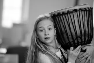 Maedchen mit Djembe (afrikanischer Trommel)