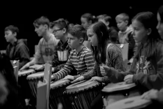 Percussionklasse, Schueler spielen auf Trommeln