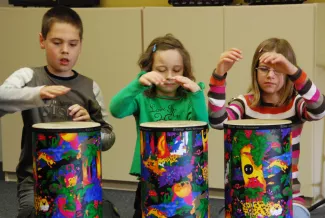 drei kinder trommeln auf tubanos im emp-kurs