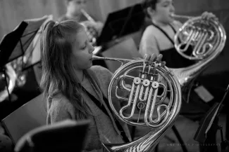 Maedchen spielt Horn, Bl&auml;serklasse bei der Probe auf Schloss Boitzenburg