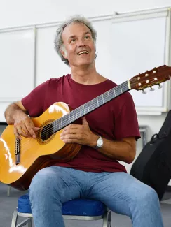 Gitarren-Workshop mit Burkhard Mikolai, auf dem Foto zu sehen ist Teilnehmer Carlos Hamann, Foto Anne Heinlein