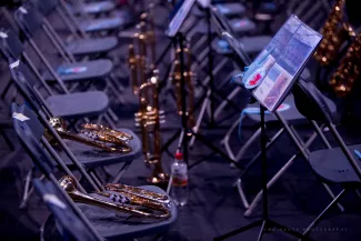 blechblasinstrumente auf leeren stuehlen, vorbereitung auf as blaeserklassenkonzert 2019