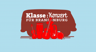 Klasse:Konzert Logo, roter Bus mit Aufschrift Klasse:Konzert fuer Brandenburg vor dem Instrumente stehen