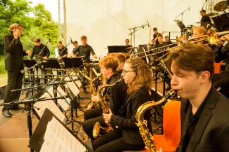 Junge Menschen mit Bigband-Instrumenten