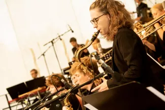 Junge Frau spielt Saxophon