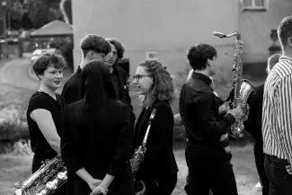 Junge Menschen drau&szlig;en mit Instrumenten