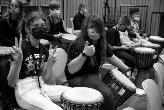 junge Trommlerinnen bei der Probe