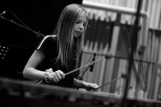 junge Musikerin am Marimbaphon