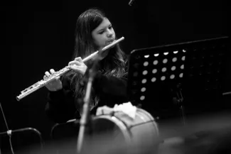 junge Querfl&ouml;tistin