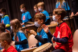 junge Trommler bei ihrem Auftritt