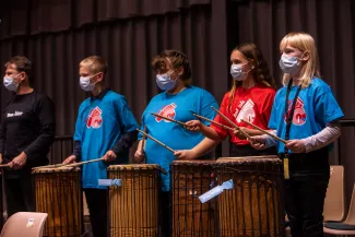 junge Trommler:innen bei ihrem Auftritt