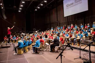 Percussionklassen-Konzert, Kinder bei ihrem Auftritt 
