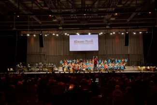 Percussionklassen-Konzert, Kinder bei Auftritt, Ansicht der B&uuml;hne