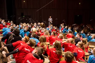 Percussionklassen-Konzert, Kinder schauen auf die Leinwand