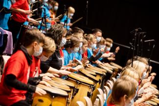Percussionklassen-Konzert, Kinder bei ihrem Auftritt 
