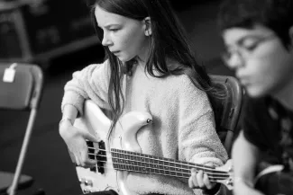 Kind spielt E-Bass,  Bl&auml;serklassenkonzert 2022