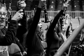 Kinder halten Klarinetten hoch auf Bl&auml;serklassenkonzert 2022