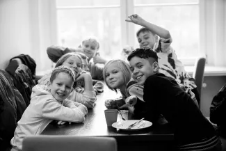 froehliche Kinder an einem Tisch  Bl&auml;serklassenkonzert 2022