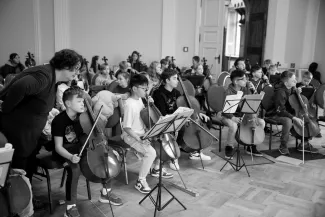 Gruppe von Kindern &uuml;bt beim Streicherklassentreffen auf Schloss Boitzenburg